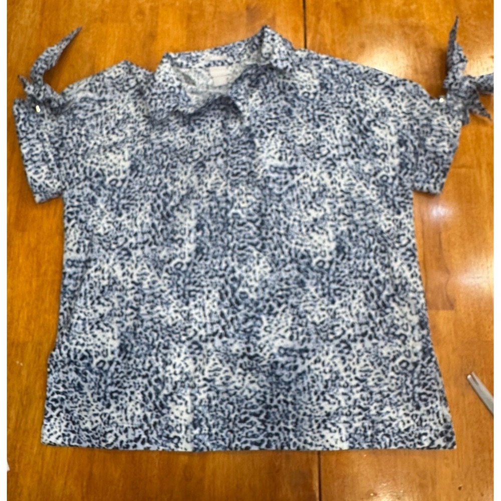 Chico's No-Iron Chic Stretch Top Women Blue Leopard Size 3 Grommet Tie Sleeves